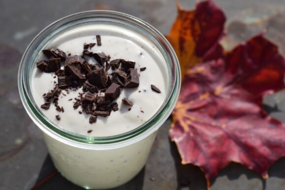 Stracciatella-Dessert mit Zucker und Süßstoffen
