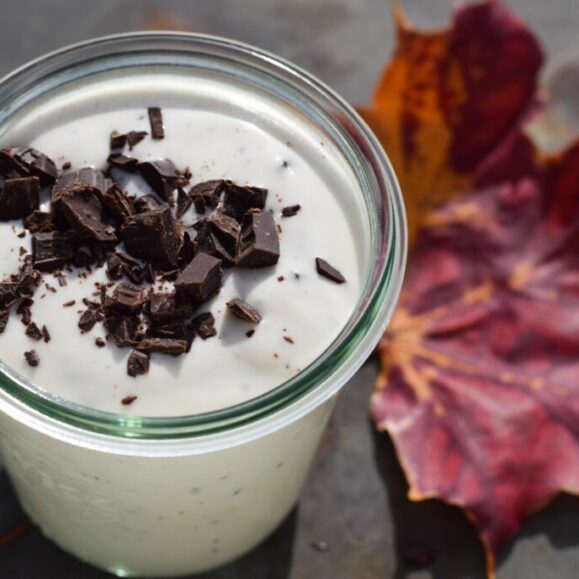Stracciatella-Dessert mit Zucker und Süßstoffen